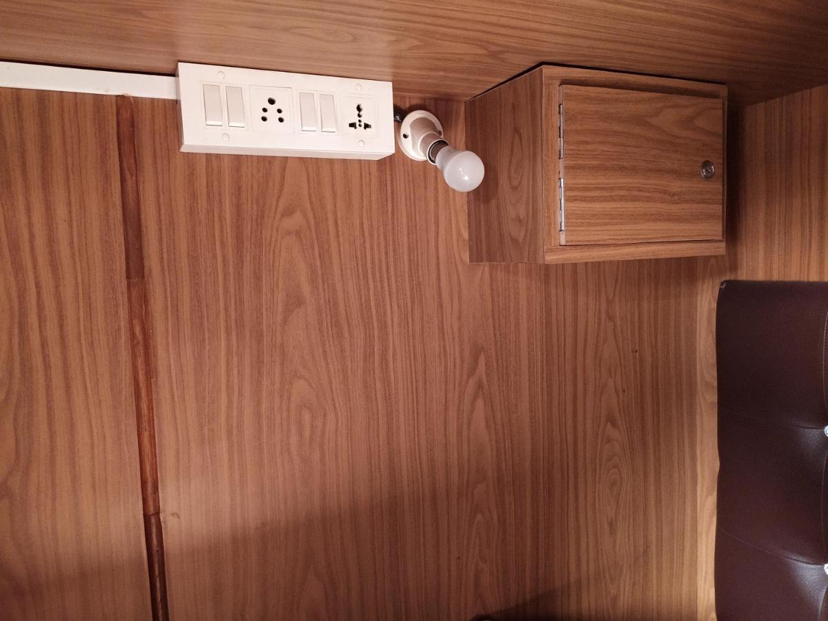 Super Dormitory Ac Deluxe Mumbai Ngoại thất bức ảnh